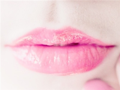注射豐唇嘴唇會變硬嗎？