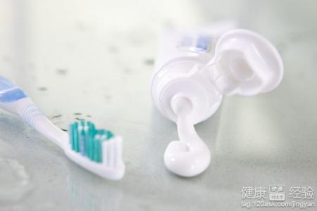 用牙膏家洗面奶洗臉可以嗎?